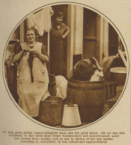 871274 Afbeelding van 'wasdag' op straat ergens in Wijk C te Utrecht.